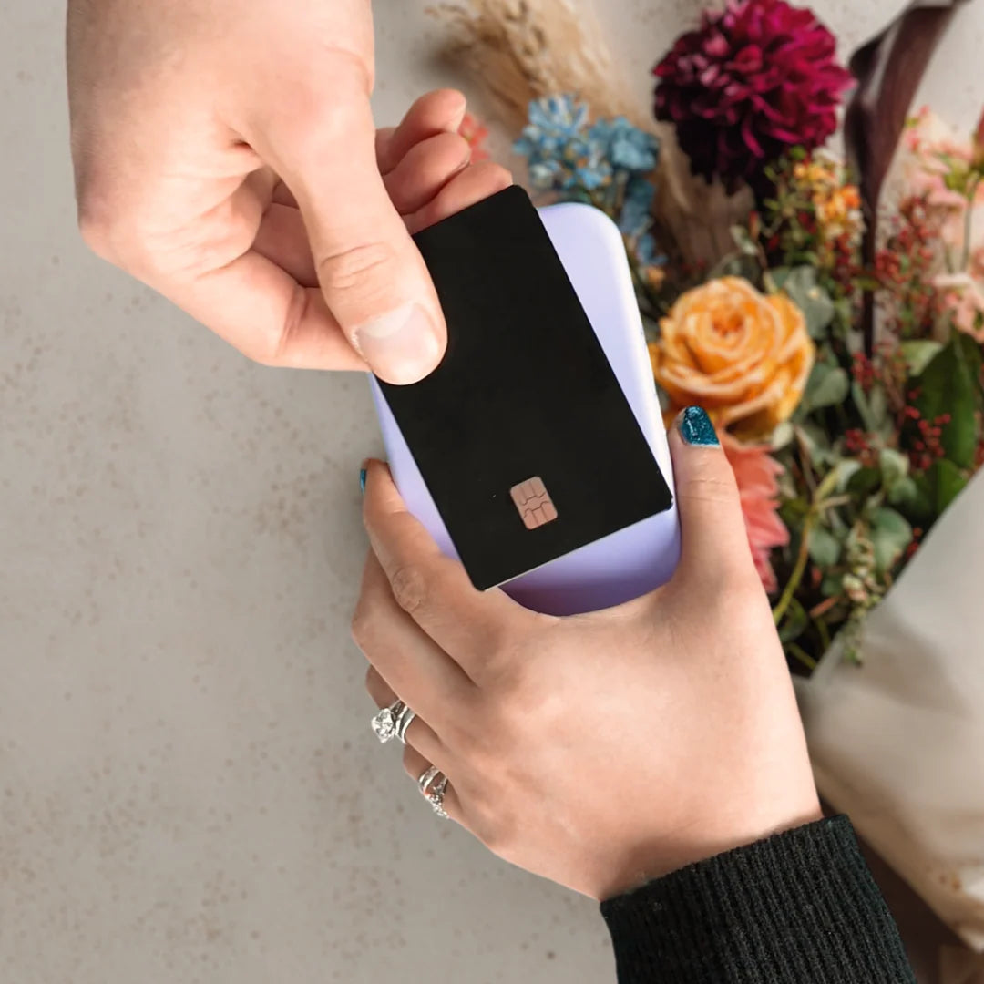 Animación de una mano con un teléfono y otra con una tarjeta de crédito que se acercan para completar una compra con Tap to Pay. Las escenas cambian entre varias manos y fondos para indicar que distintas personas realizan diversas compras en diferentes lugares.