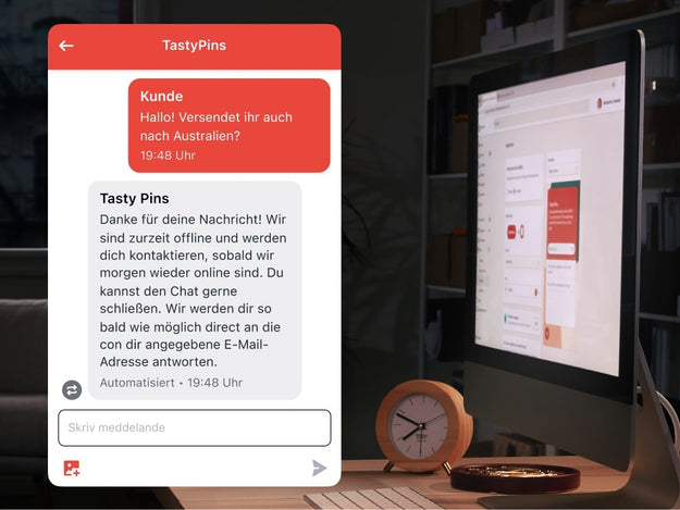 Ein Bild des Backoffice eines Geschäftsinhabers am Abend. Ein Chat-Fenster zeigt eine Abwesenheitsnachricht, in der steht, dass der Live-Chat gerade nicht verfügbar ist. Shopify Inbox erfasst die E-Mail-Adresse und die Telefonnummer der Kund:innen, damit eine Kontaktaufnahme in Zukunft möglich ist.