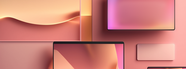 Formes géométriques abstraites de couleurs corail et rose avec un écran d’ordinateur présentant un site web
