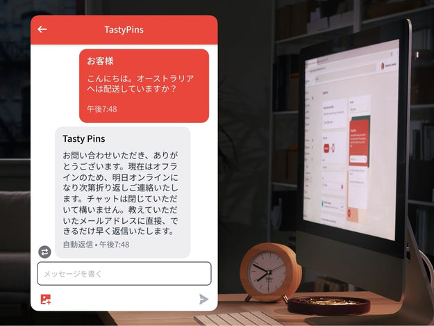 夜のビジネスオーナーのバックオフィスの画像。ライブチャットが利用できないことをお客様に通知する不在メッセージが表示されたチャットウィンドウが開いている。Shopify Inboxでメールアドレスと電話番号が取得されるため、ビジネスオーナーは後でお客様とコンタクトを取ることができる。