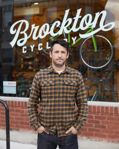Vlasnik trgovine stoji ispred svoje maloprodajne trgovine: Brockton Cyclery.