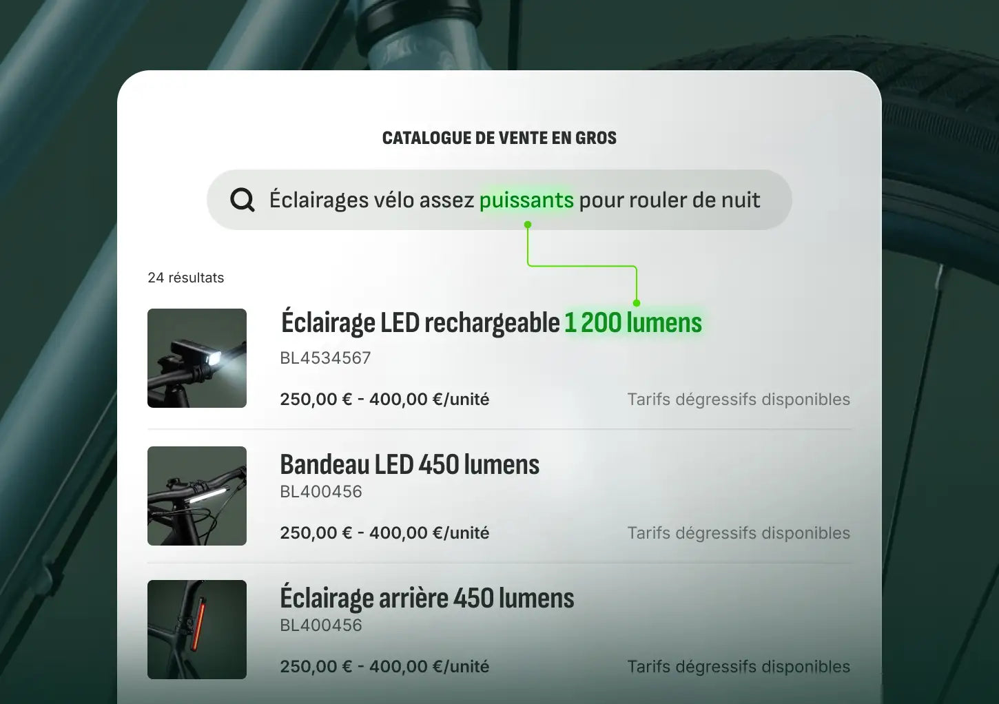 Une interface simplifiée montre une recherche pour un éclairage de vélo assez puissant pour rouler la nuit, avec des résultats affichant des produits aux caractéristiques techniques exprimées en lumens.