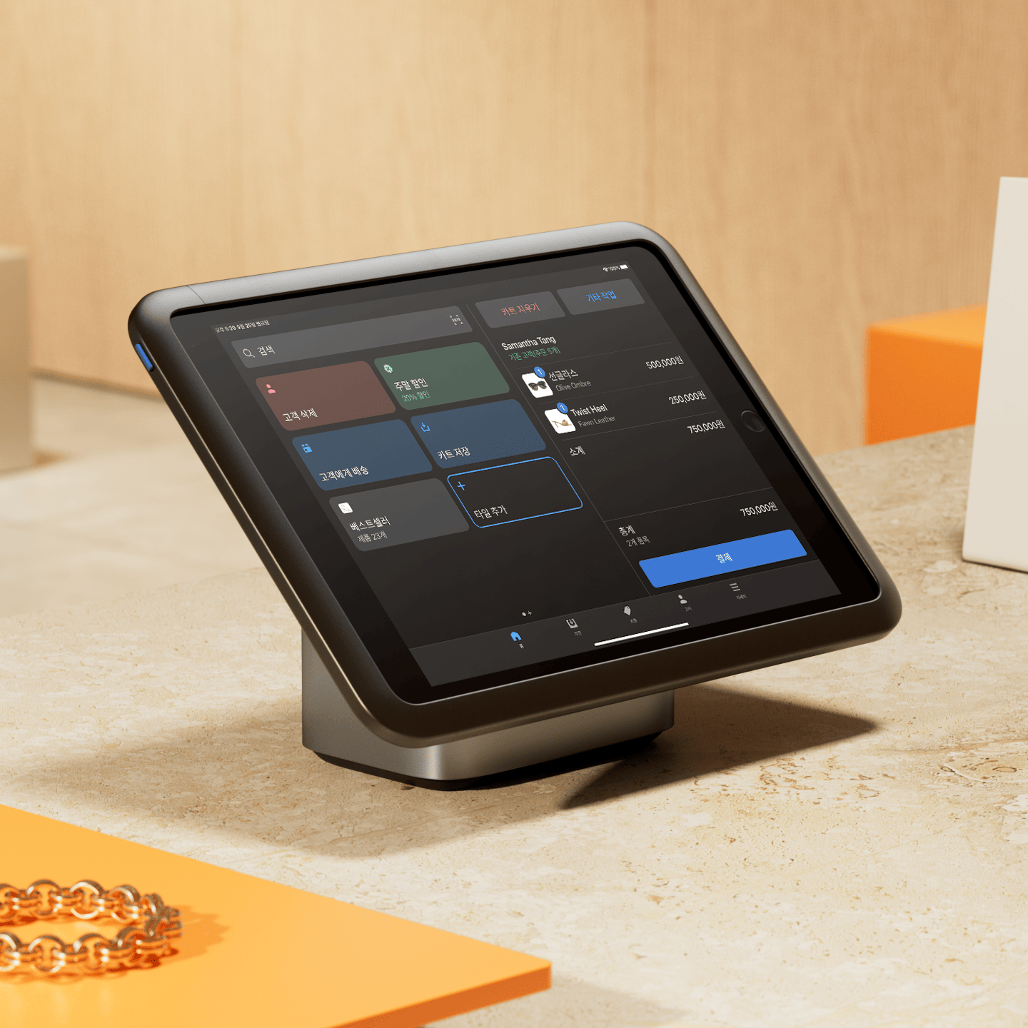 디스플레이에 Shopify POS를 실행 중인 POS Tablet이 소매점 계산대에 놓여 있습니다.