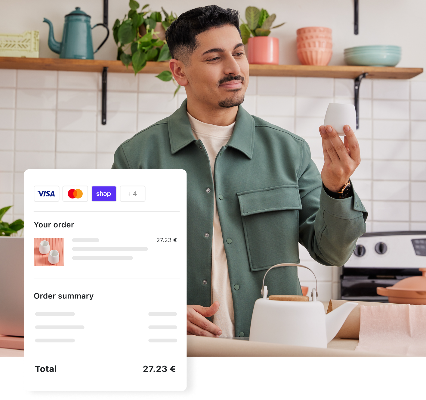 Emprendedor de Shopify asiático que vende juegos de té de cerámica mirando su producto y el sistema de pago de Shopify Payments.