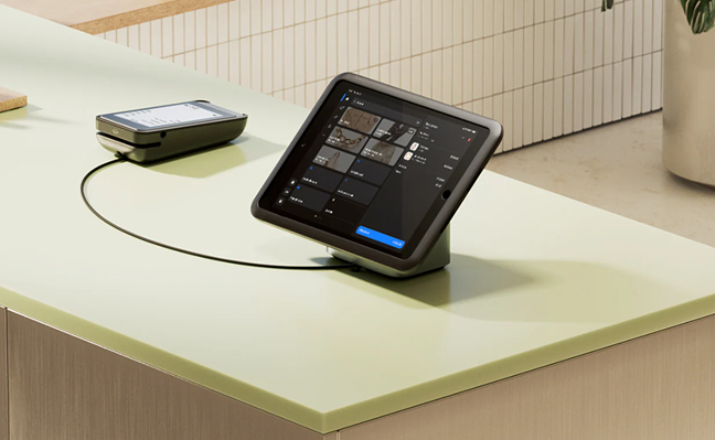 チェックアウトカウンターのタブレットで表示された Shopify POS