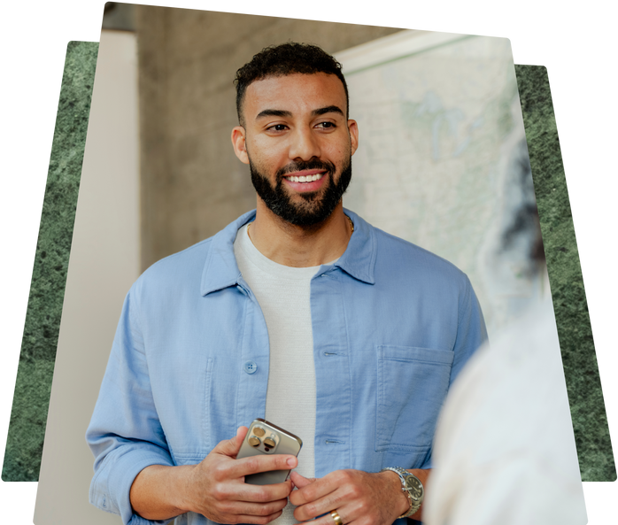 Un marchand Shopify sourit en tenant un smartphone, avec un texte en superposition qui affiche des informations financières : « Ventes quotidiennes : 6 000 $ », « Remboursement Capital : 600 $ » et « Solde quotidien : 5 400 $ ».