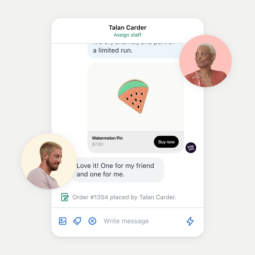 O fereastră de chat deschisă care afișează o conversație despre o comandă între un membru al personalului magazinului și un client. O imagine a unei femei reprezintă comentariile membrului personalului, iar o imagine a unui bărbat reprezintă răspunsul clientului.