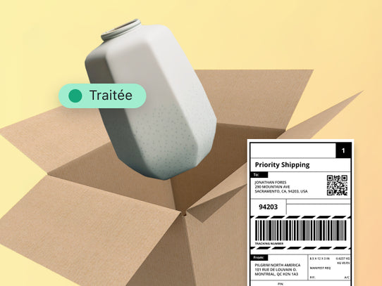 Un vase géométrique sortant d’une boîte en carton ; une étiquette d’expédition prioritaire et une bulle indiquant « Traité » sont superposées.