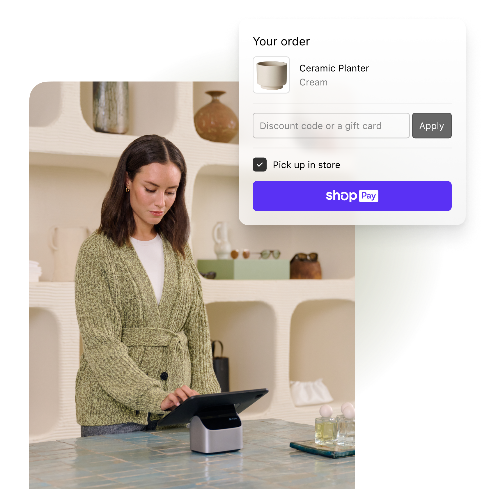 Kuvakollaasi, jossa on Shopify-myyntipistettä käyttävä nainen ja kuva keraamisesta kukkaruukusta Shop Pay -kassalla.