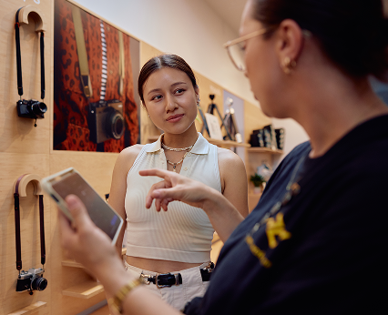 POS デバイスを使用する女性