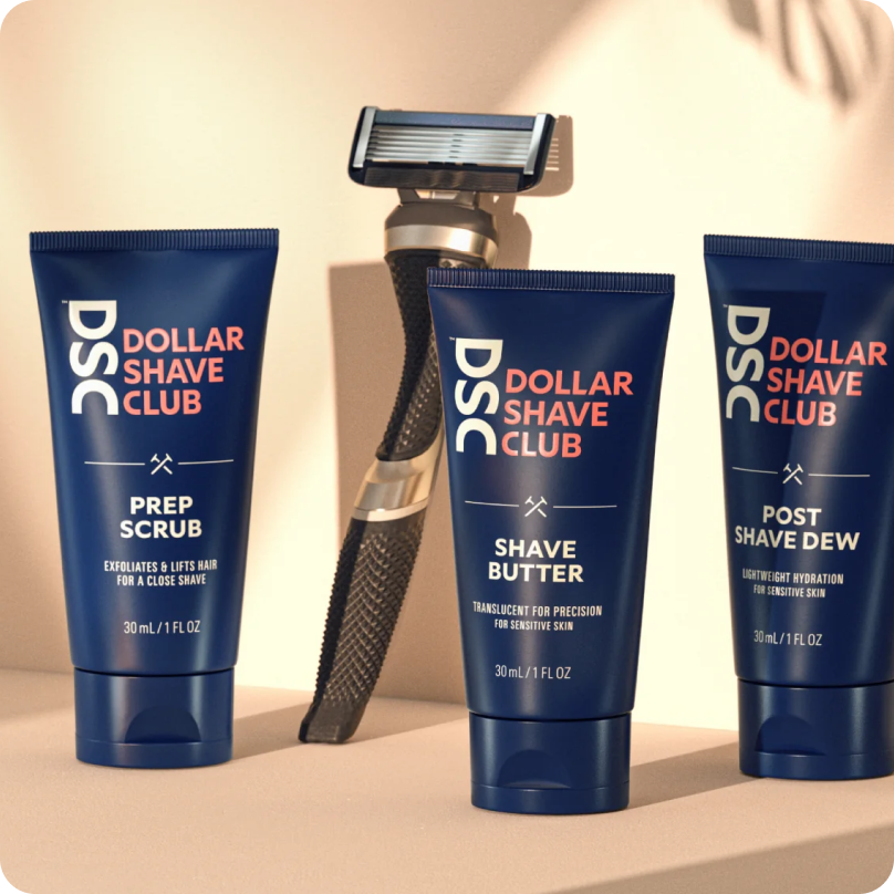 Dollar Shave Club의 면도기와 다양한 스크럽제 및 크림의 이미지